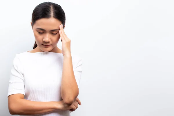 La mujer tiene dolor de cabeza — Foto de Stock