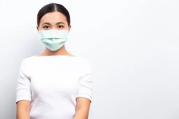 Азійські жінки носять захисні маски, ізольовані над білим фоном. — стокове фото