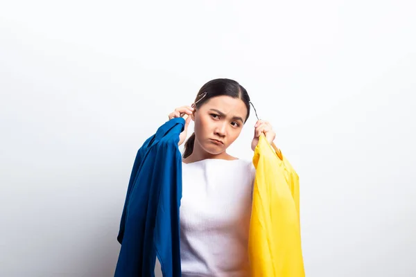 Kvinna känner förvirring att välja blus isolerad över vit bakgr — Stockfoto
