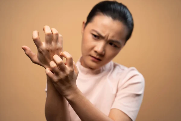 Mujer Asiática Estaba Enferma Irritación Picazón Piel Rascarse Piel Pie — Foto de Stock