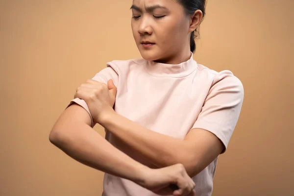 Mujer Asiática Estaba Enferma Con Dolor Corporal Tocando Cuerpo Pie —  Fotos de Stock
