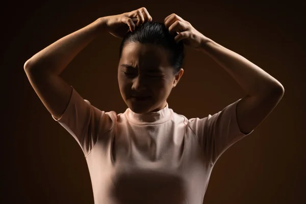 Ασιάτισσα Γυναίκα Βαριέται Και Ενοχλείται Ξύνει Κεφάλι Της Στέκεται Απομονωμένη — Φωτογραφία Αρχείου
