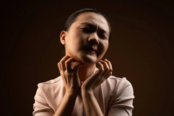Mujer Asiática Estaba Enferma Irritar Picazón Piel Rascarse Piel Pie — Foto de Stock