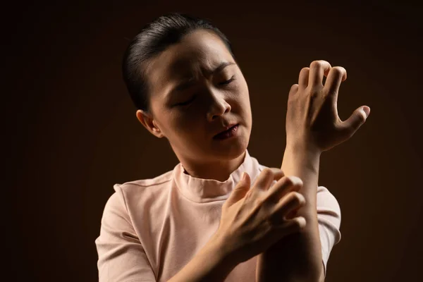 Mujer Asiática Estaba Enferma Irritar Picazón Piel Rascarse Piel Pie — Foto de Stock