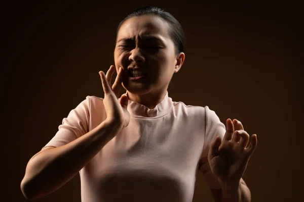 Mujer Asiática Estaba Enferma Dolor Muelas Tocándose Mejilla Pie Aislada —  Fotos de Stock