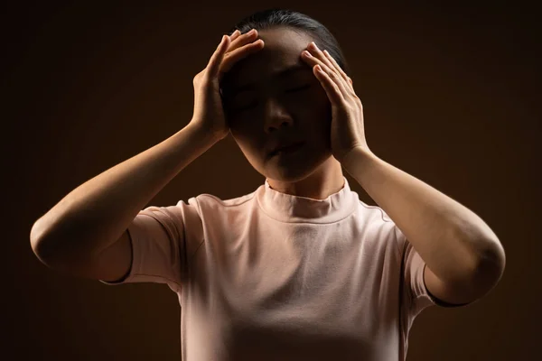 Asyalı Kadın Hastaydı Başı Ağrıyordu Bej Arka Planda Tek Başına — Stok fotoğraf