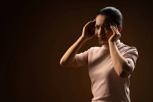 아시아 여성은 머리에 이느껴져서 베이지 배경에 고립되어 있었다 — 스톡 사진