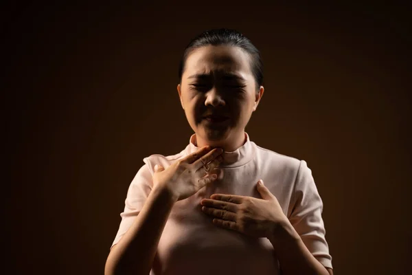 Ázsiai Beteg Volt Torokfájás Köhögés Tüsszentés Álló Elszigetelt Bézs Háttér — Stock Fotó