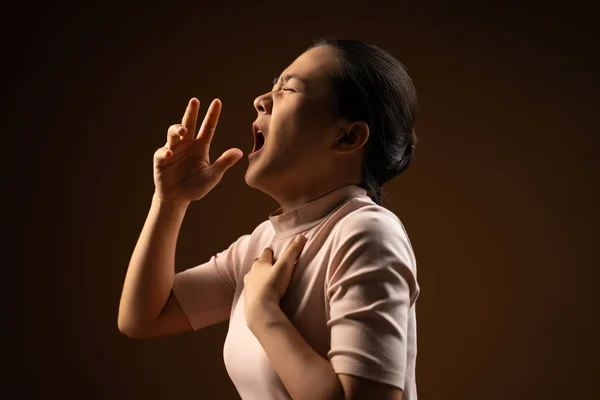 Mujer Asiática Estaba Enferma Dolor Garganta Tos Estornudando Pie Aislada — Foto de Stock