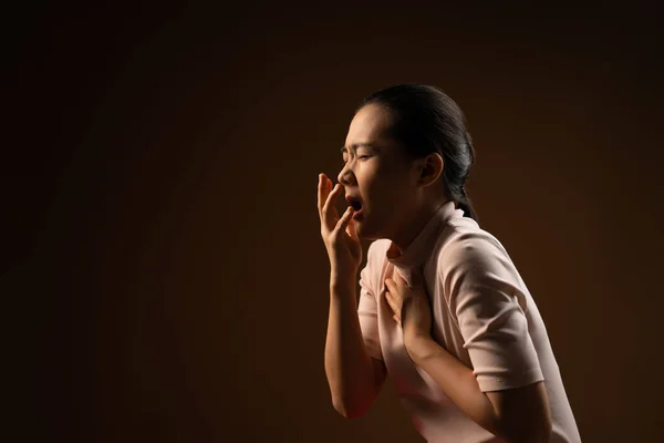 Asyalı Kadın Boğazı Ağrıyordu Öksürüyordu Hapşırıyordu Bej Arka Planda Tek — Stok fotoğraf