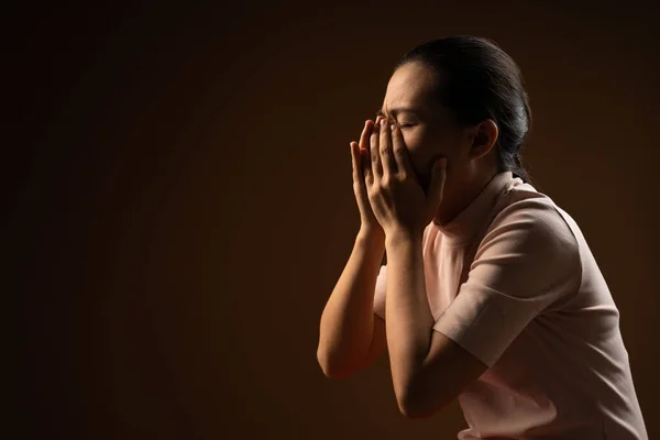 Asian Woman Sick Sore Throat Coughing Sneezing Standing Isolated Beige — Stock Photo, Image