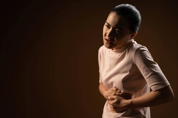 Mujer Asiática Estaba Enferma Dolor Estómago Poniendo Sus Manos Sobre — Foto de Stock