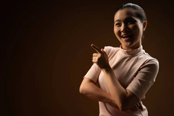 アジアの女性は自信を持って立ってベージュの背景に隔離された腕を越え幸せ 鍵が低い — ストック写真