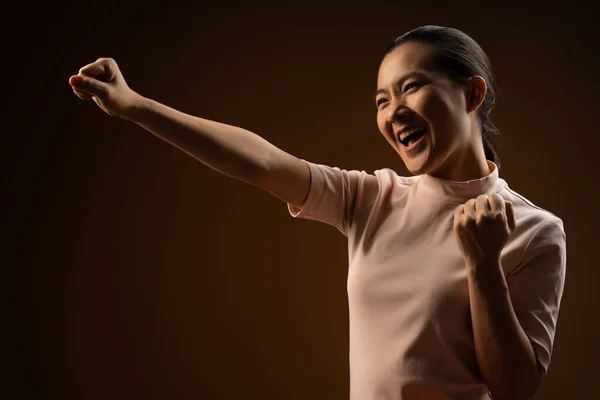 Mujer Asiática Feliz Seguro Pie Mostrando Puño Hacer Gesto Ganador —  Fotos de Stock