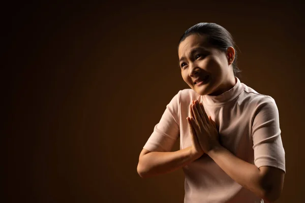 Aziatische Vrouw Schuldig Hand Hand Gebed Kijken Naar Kopieerruimte Geïsoleerd — Stockfoto
