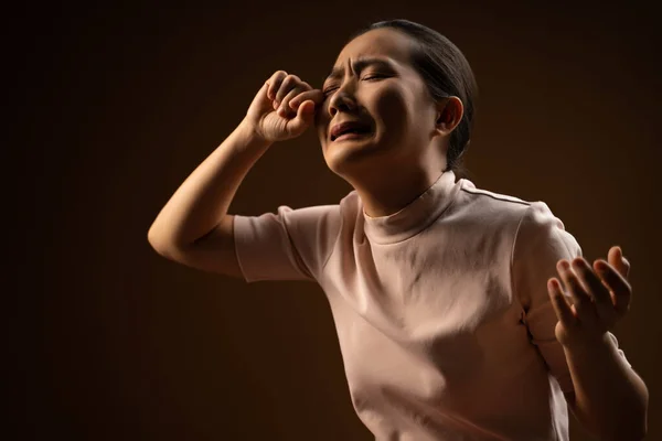 Üzgün Ağlayan Asyalı Kadın Bej Arka Planda Tek Başına Duruyor — Stok fotoğraf