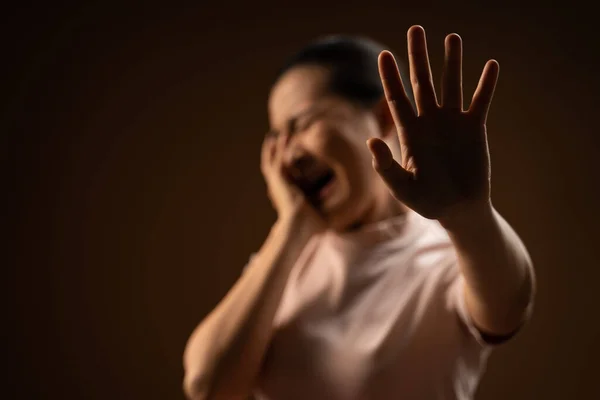 Mujer Asiática Asustada Gritando Cubriendo Cara Con Las Manos Pie — Foto de Stock