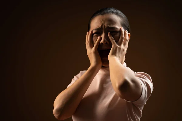 Ασιάτισσα Γυναίκα Φοβάται Ουρλιάζοντας Καλύπτοντας Πρόσωπο Από Χέρια Της Στέκεται — Φωτογραφία Αρχείου