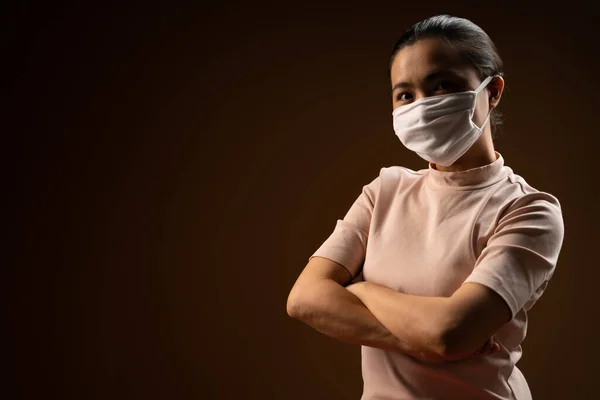 Virüsten Korunmak Için Koruyucu Maske Takan Asyalı Kadın Bej Arka — Stok fotoğraf