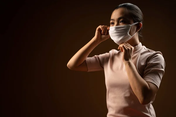 아시아 바이러스와 질병으로부터 마스크를 착용하고 베이지 배경으로 격리되어 Covid — 스톡 사진