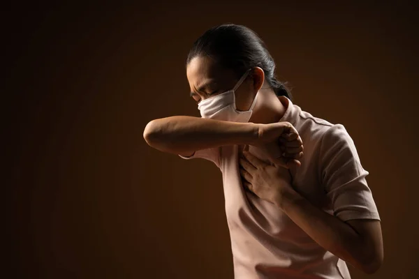 바이러스와 기침을 보호용 마스크를 아시아 베이지 배경으로 고립되어 — 스톡 사진