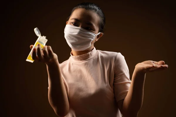 Dezenfektanı Jeli Kullanarak Koruyucu Yüz Maskesi Takan Asyalı Kadın Ellerini — Stok fotoğraf