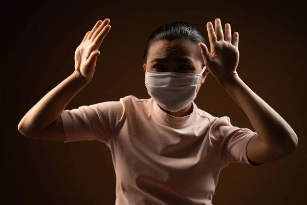 손대지 얼굴을 보호하는 마스크를 아시아 여성은 공포에 베이지 배경에서 고립된 — 스톡 사진