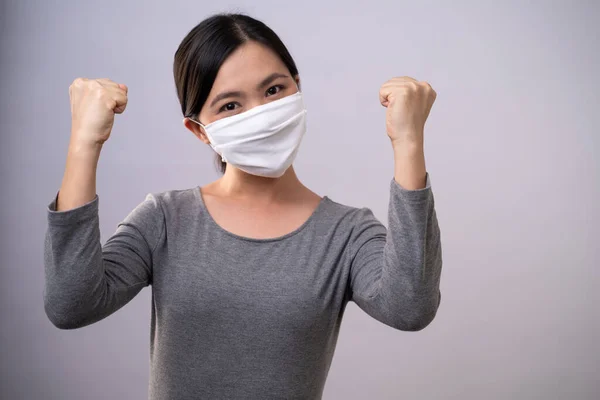 Mulher Asiática Usando Máscara Protetora Mostrando Seu Punho Fazer Gesto — Fotografia de Stock