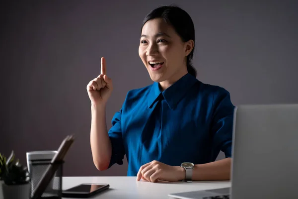Femme Asiatique Heureuse Souriant Chemise Bleue Pointant Doigt Travaillant Sur — Photo