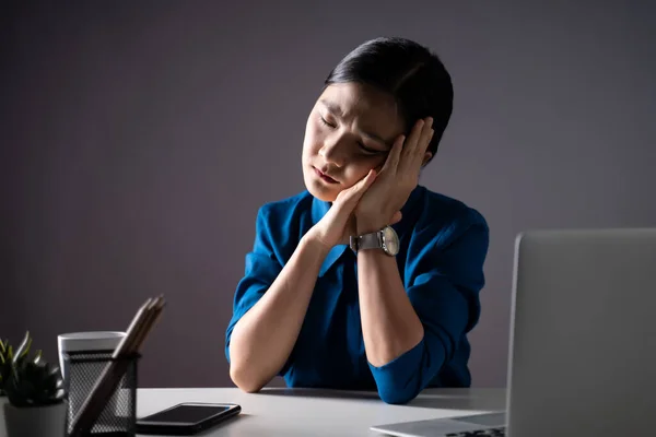 셔츠를 아시아 여성은 피곤하고 사무실에서 낮잠을 고립되어 있습니다 — 스톡 사진