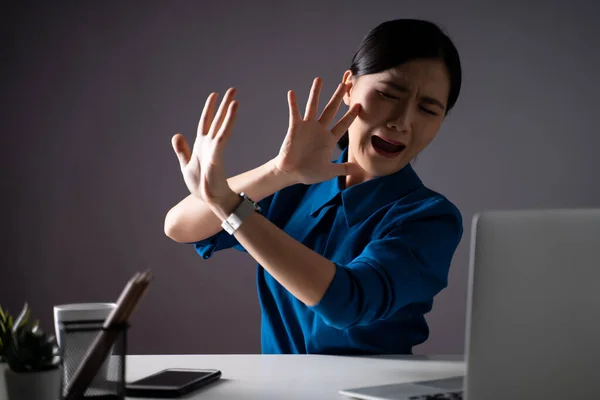 Mavi Gömlekli Asyalı Kadın Ofiste Korkmuş Çığlık Atıyordu Arka Planda — Stok fotoğraf