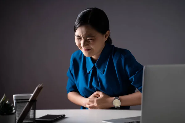 Asijka Modré Košili Pracující Laptopu Byla Nemocná Bolestí Břicha Když — Stock fotografie