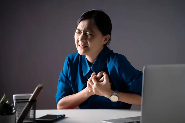 Asijka Modré Košili Pracující Laptopu Byla Nemocná Bolestí Hrudi Když — Stock fotografie