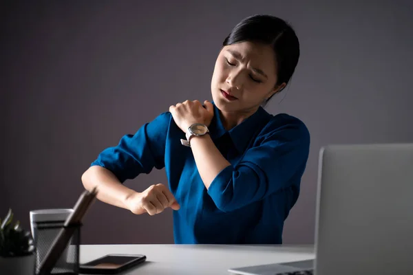 Dizüstü Bilgisayarda Çalışan Asyalı Kadın Ofiste Vücut Ağrısı Şikayetiyle Oturuyordu — Stok fotoğraf