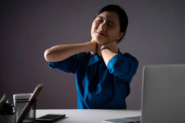 Dizüstü Bilgisayarda Çalışan Asyalı Kadın Ofiste Vücut Ağrısı Şikayetiyle Oturuyordu — Stok fotoğraf