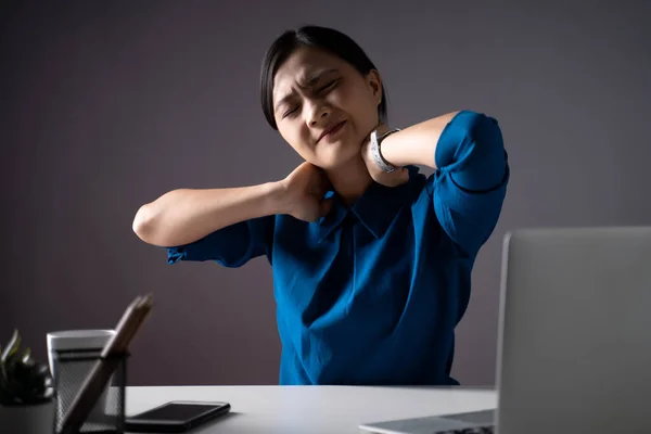 Donna Asiatica Camicia Blu Che Lavora Computer Portatile Era Malato — Foto Stock