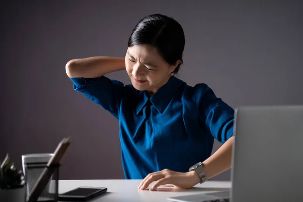 셔츠를 노트북 작업을 아시아 사무실에 통증을 느끼고 있었다 배경에 고립되어 — 스톡 사진