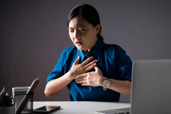 Азійка Блакитній Сорочці Захворіла Гарячку Працюючи Ноутбуці Офісі Ізольований Білому — стокове фото