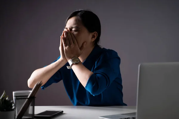 Mavi Gömlekli Asyalı Kadın Ateşler Içinde Hastaydı Ofiste Dizüstü Bilgisayarla — Stok fotoğraf