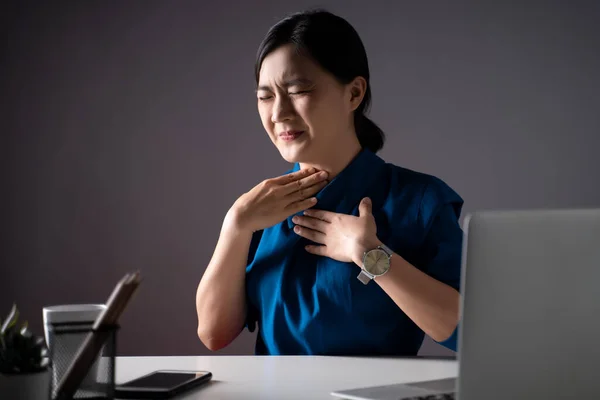 Asiatisk Kvinna Blå Skjorta Var Sjuk Feber Arbetar Bärbar Dator — Stockfoto