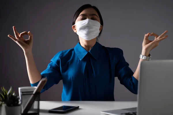 보호용 마스크를 아시아 여성은 사무실에서의 업무가 동작으로 명상하며 고립되어 있습니다 — 스톡 사진