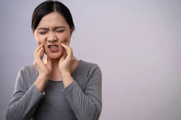 Жінка Азії Хвора Зубний Біль Торкається Щоки Стоїть Ізольована Задньому — стокове фото