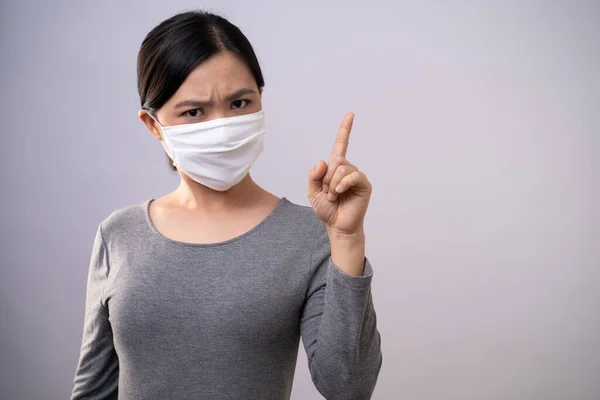 Mulher Asiática Usando Máscara Protetora Mostrando Dedo Apontando Para Cima — Fotografia de Stock