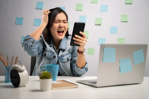 Donna Asiatica Arrabbiata Guardando Notizie Smart Phone Lettura Gridando Casa — Foto Stock