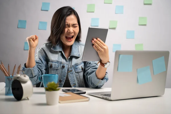 Femme Asiatique Colère Regardant Tablette Lire Les Nouvelles Crier Bureau — Photo