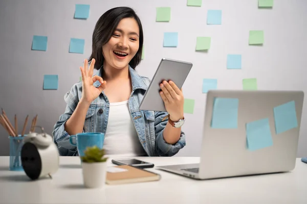 Asiatin Mit Glücklichem Blick Auf Tablet Beim Lesen Von Nachrichten — Stockfoto