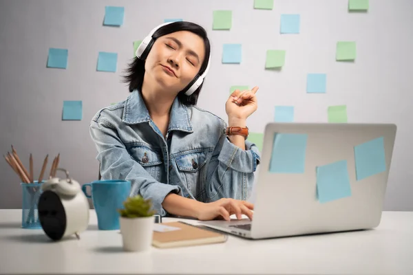 Asiatin Mit Kopfhörer Die Laptop Arbeitet Und Hause Büro Musik — Stockfoto