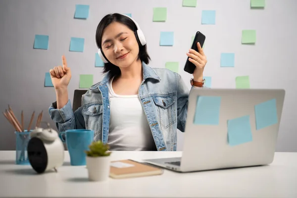 Donna Asiatica Con Cuffie Che Lavorano Computer Portatile Ascoltano Musica — Foto Stock