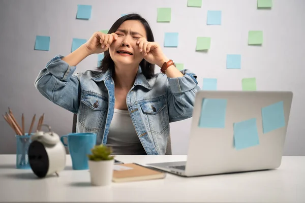 Donna Asiatica Che Lavora Portatile Che Piange Casa Wfh Lavora — Foto Stock