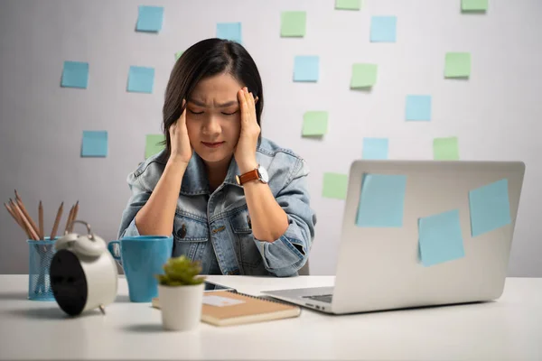 Mujer Asiática Que Trabaja Ordenador Portátil Tiene Dolor Cabeza Sentado — Foto de Stock